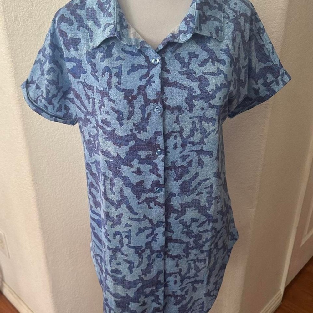 LuLaroe Camo Print Button-Down‎ Shirt Short Sleeve Blue Abstract Casual Top XS